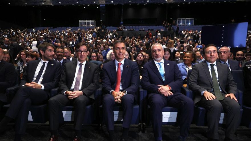 El presidente del Gobierno de España, Pedro Sánchez (c), junto al presidente de la Generalitat de Cataluña, Salvador Illa (2i), los ministros de Cultura, Ernest Urtasun (i), y de Asuntos Exteriores, Unión Europea y Cooperación, José Manuel Albares (d), y el director adjunto de la UNESCO, Ernesto Ottone