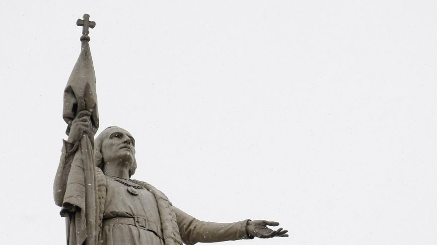 Colocan una pancarta de "Fuego al orden colonial" en la estatua de Colón