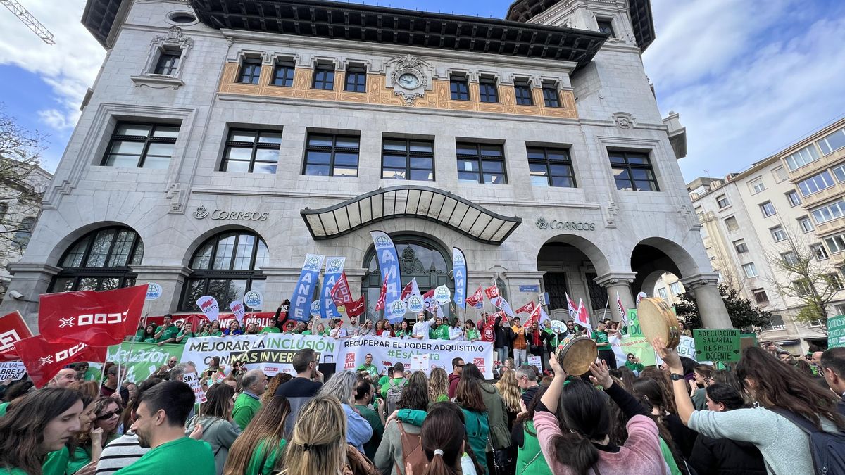 Manifestación de los docentes por la adecuación retributiva en Santander.