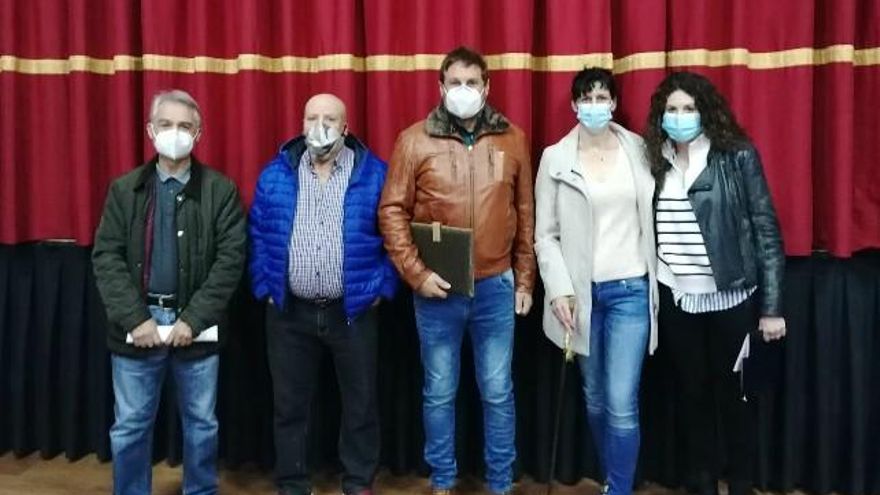 Carolina Castro Murciego (segunda por la derecha), tras su toma de posesión del cargo de alcaldesa.