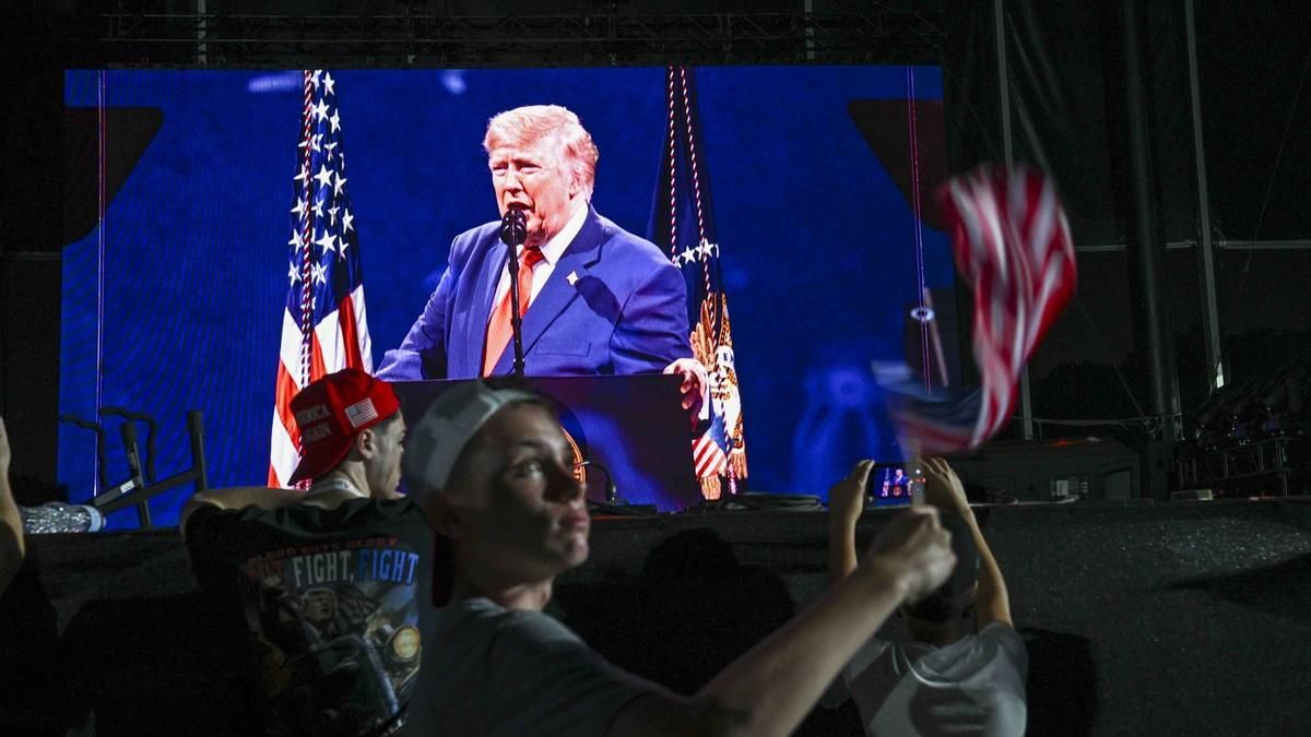 Varios espectadores durante el discurso de Donald Trump durante el 4 de julio en el National Mall de Washington.