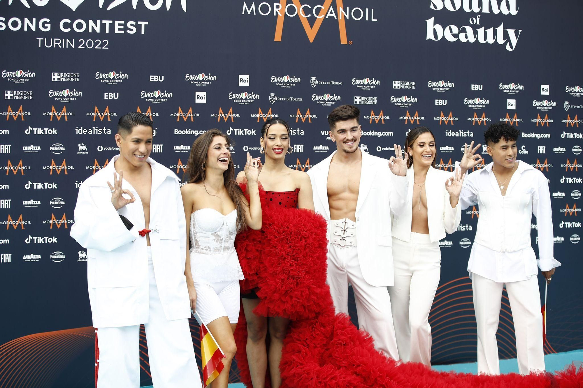 Chanel y sus bailarines en la Alfombra Turquesa de Eurovisión 2022