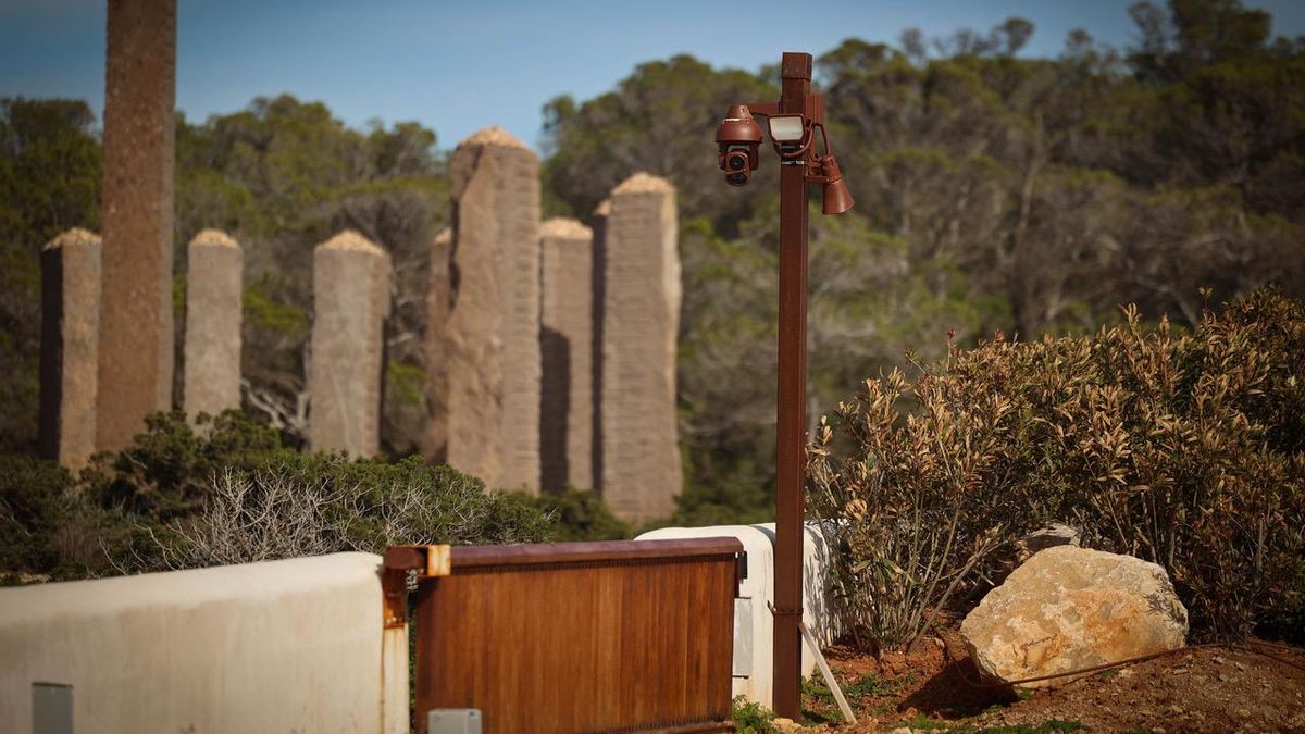Guy Laliberté financió su monumento en una parcela colindante, también de su propiedad, a Can Soleil, la villa que alquila en Eivissa.