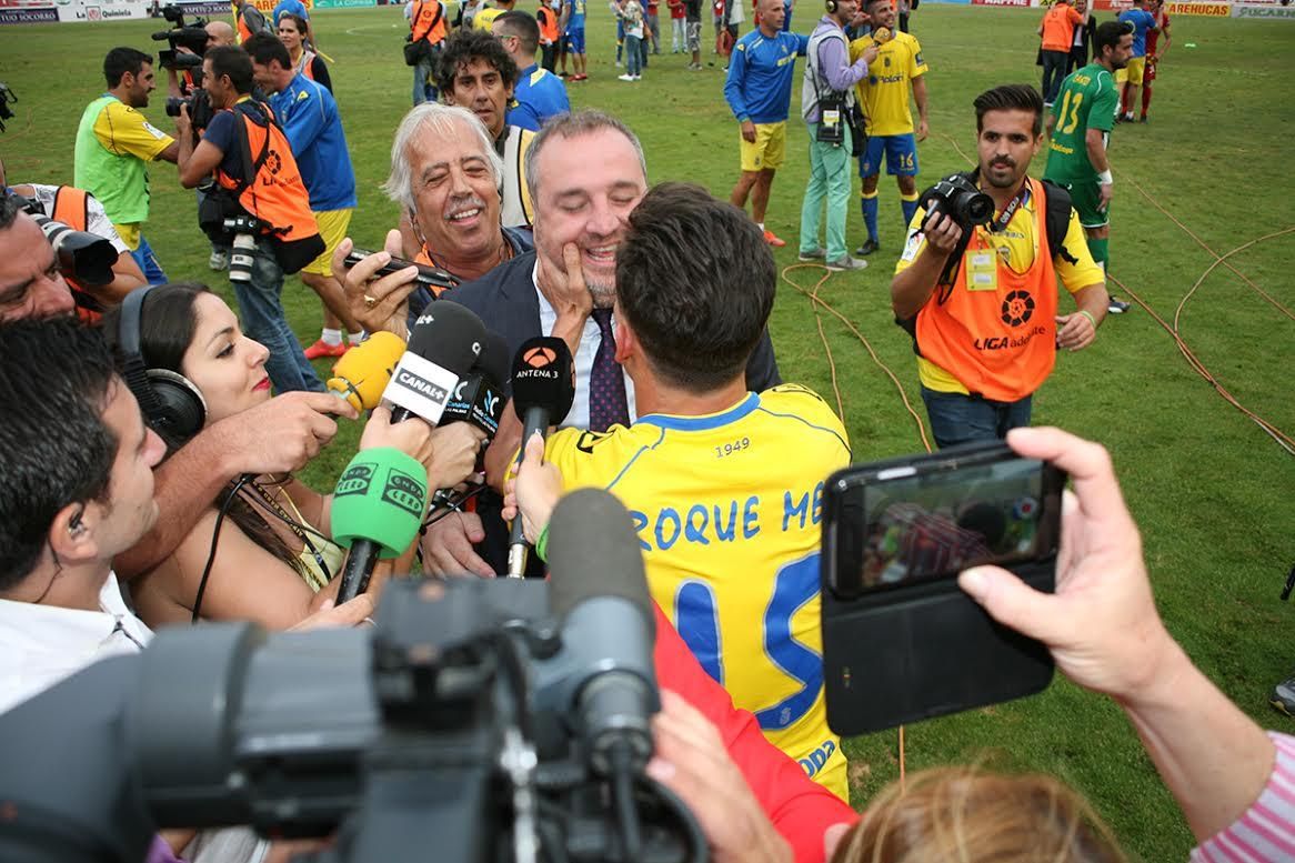Roque Mesa celebra el ascenso con Miguel Ángel Ramírez.  (ALEJANDRO RAMOS)