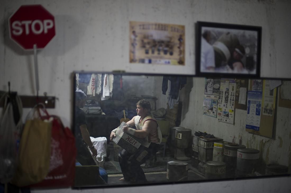 El harrijasotzaile (levantador de piedras) Aimar Irigoien entrena en su garaje en el municipio de Lasarte  con una piedra de 113 kilos, una de las modalidades de deporte rural vasco (herri kirolak en euskera). | HUMBERTO BILBAO (20/03/2014)