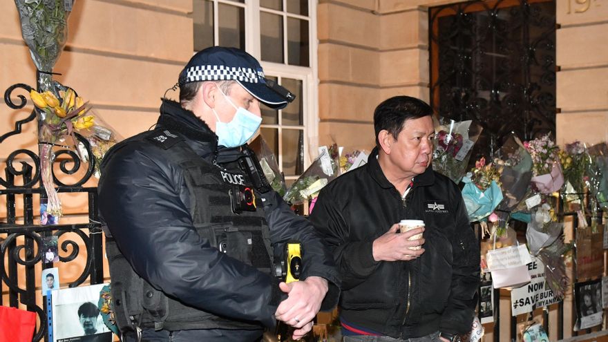 Miembros de la embajada de Myanmar en Londres deniegan la entrada al embajador y este pasa la noche en su coche