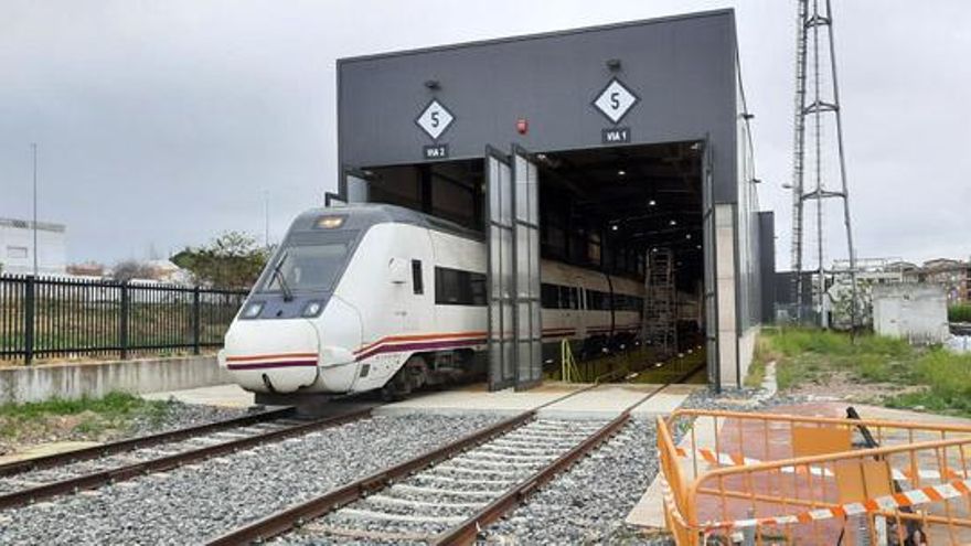 Taller Renfe de mantenimiento de trenes en la estación pacense