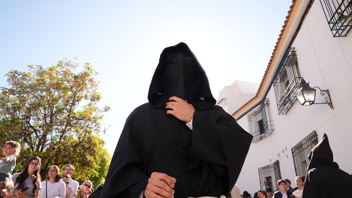 La estación de penitencia de la Hermandad Universitaria, en imágenes