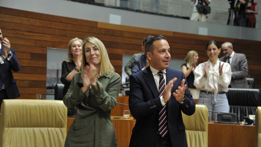 PP y Vox sacan adelante sus presupuestos en Extremadura con tijeretazos para migrantes, sindicatos y cooperación
