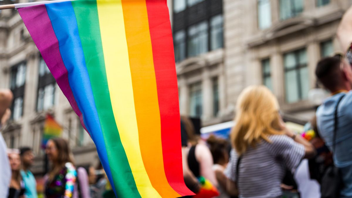 Una pareja sufre una agresión homofoba en Cartagena tras colgar una bandera arcoiris