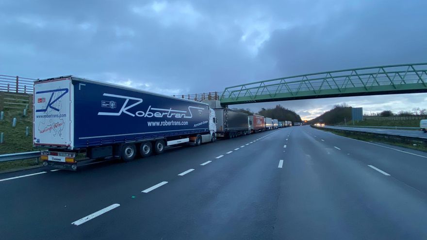 "Están en Dover parados y encima la Policía los ha sancionado por estar en el arcén", denuncia un transportista vasco