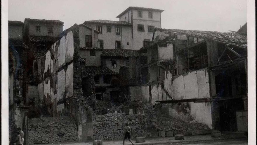 "Ciudad de Potes incendiada por los rojos en su fuga". Septiembre de 1937.