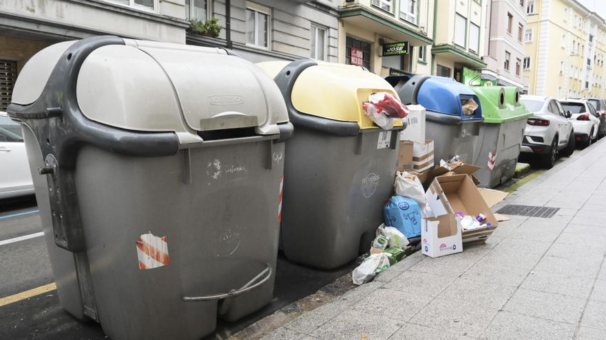 Varios contenedores con basura en Santander