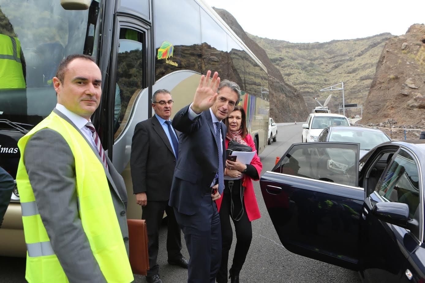Íñigo de la Serna se despide de Tomás Pérez, alcalde de La Aldea. (ALEJANDRO RAMOS)