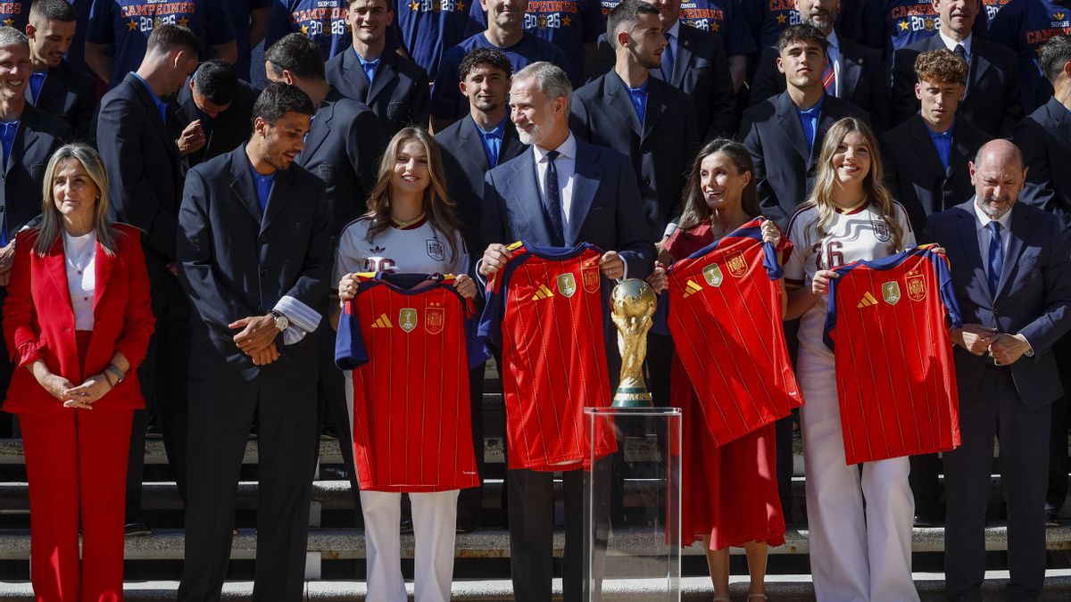 Los reyes Felipe VI y doña Letizia, la princesa de Asturias y la infanta Sofía, reciben este lunes en el Palacio de la Zarzuela a la selección española masculina de fútbol, tras proclamarse ayer campeones del mundo derrotando en la final a Argentina