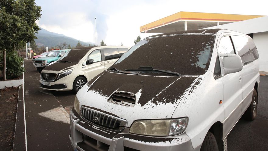 Vehículos junto a la gasolinera Shell de El Paso.