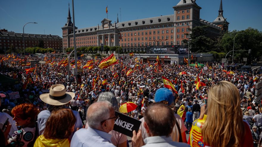 La extrema derecha sale a las calles en Madrid para fijar como "prioridad nacional" la "expulsión" de Sánchez