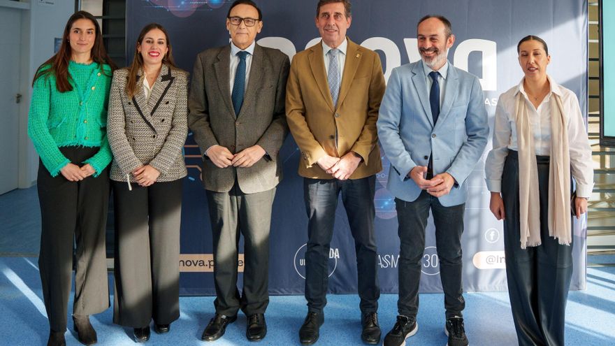 El consejero de Universidad, Investigación e Innovación, José Carlos Gómez Villamandos y el alcalde de Pilas, José Leocadio Ortega en la foto de familia durante la inauguración de Innova 26. A 25 de febrero de 2026 en Pilas, Sevilla (Andalucía, España).