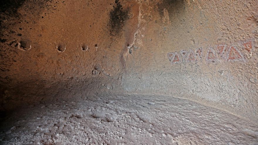 Atentado en una de las cuevas de la cara sur. Durante el rodaje de la película Tirma (1954) se repintaron unos triángulo púbicos y se remarcaron las oquedades de la pared