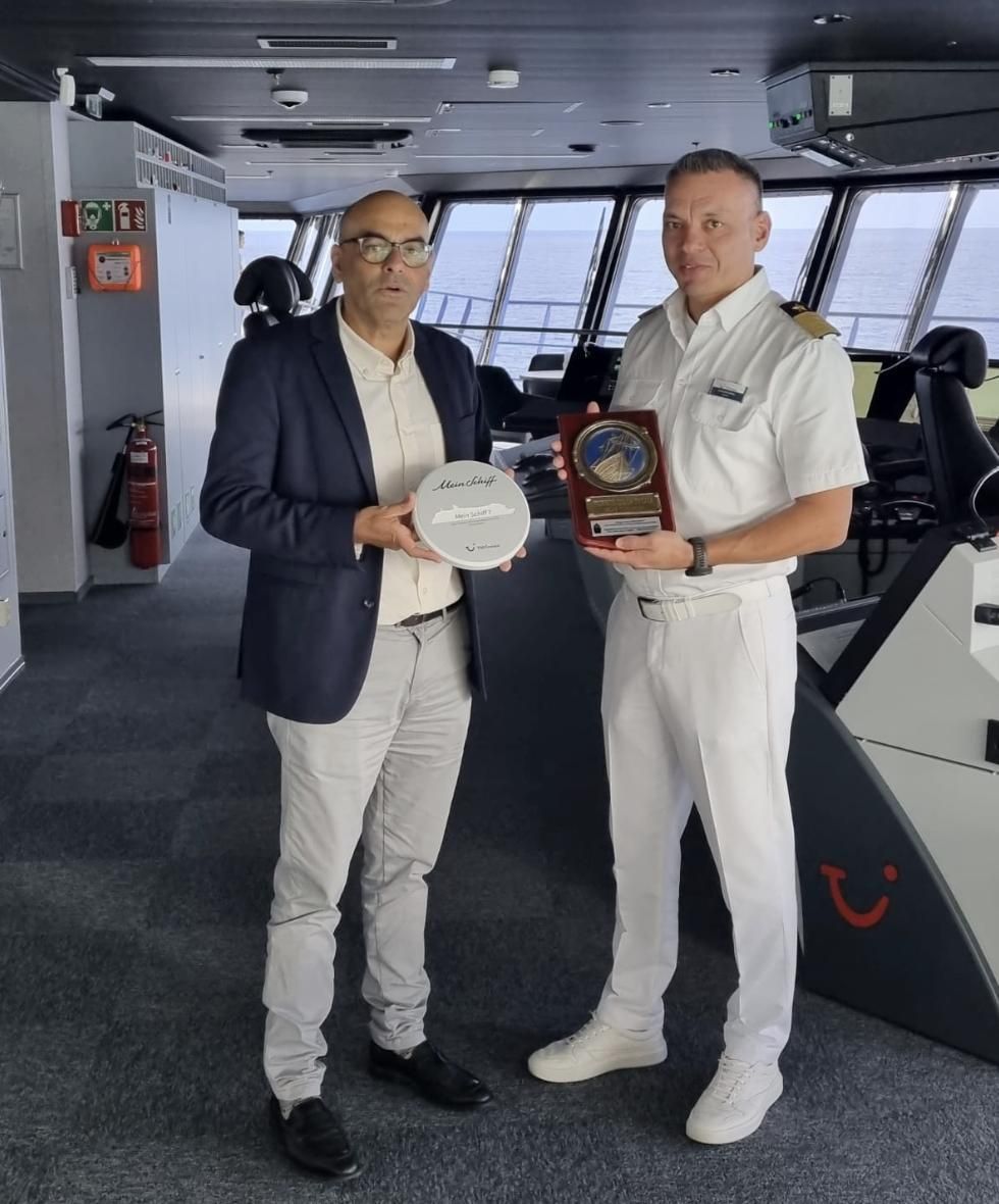 El jefe de División de la Zona Portuaria de La Palma, Jorge Amado, con motivo de la primera escala,  entrega  la tradicional metopa al capitán del ‘Mein Schiff 7’.