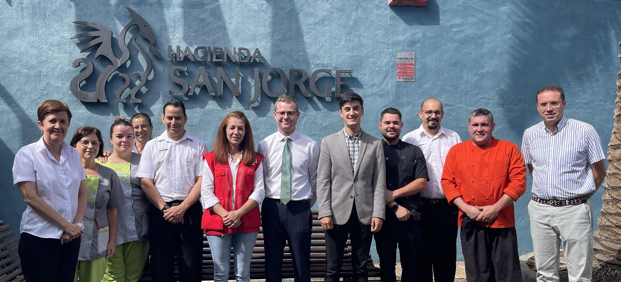 Personal de los establecimientos y de Cruz Roja.