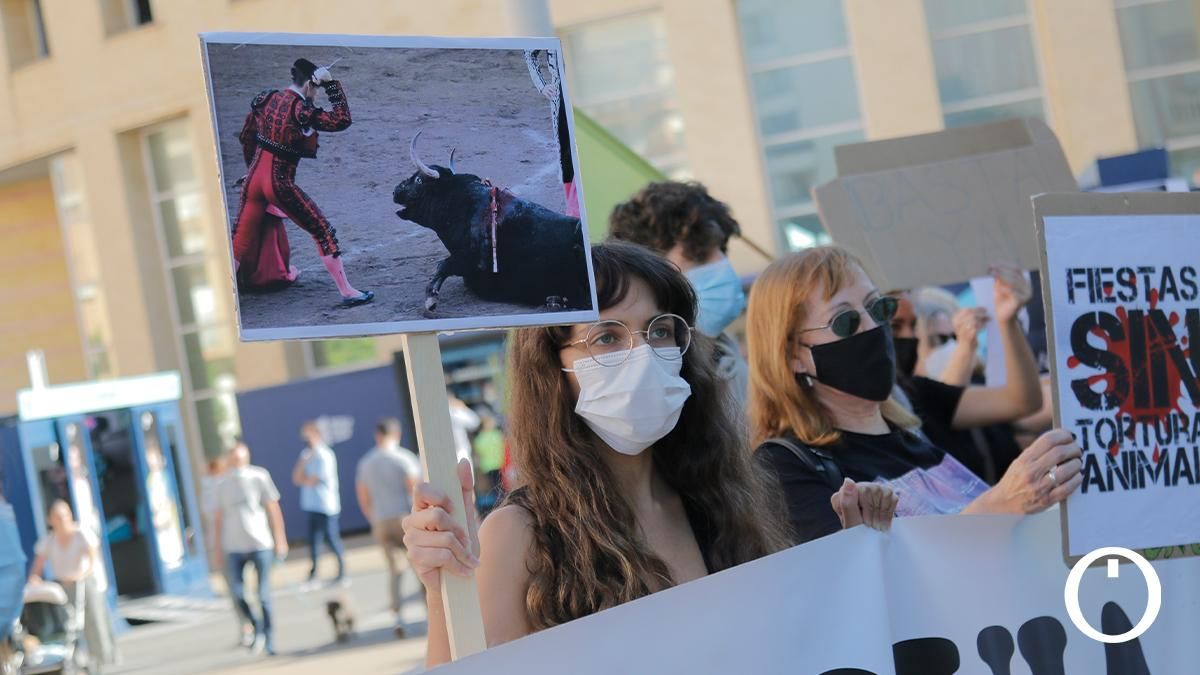 Manifestación en contra de la corrida de toros en el Coso de los Califas