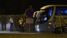 Agentes de la Policía Nacional de Francia detienen a un autobús en el peaje de Biriatou