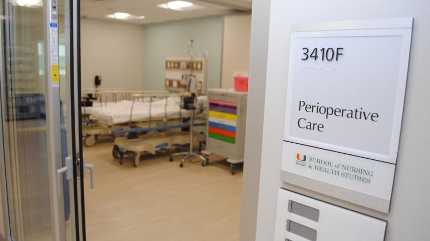 Fotografía de la sala de postoperaciones en el Hospital de Simulación de la Universidad de Miami, Florida (EE.UU.).