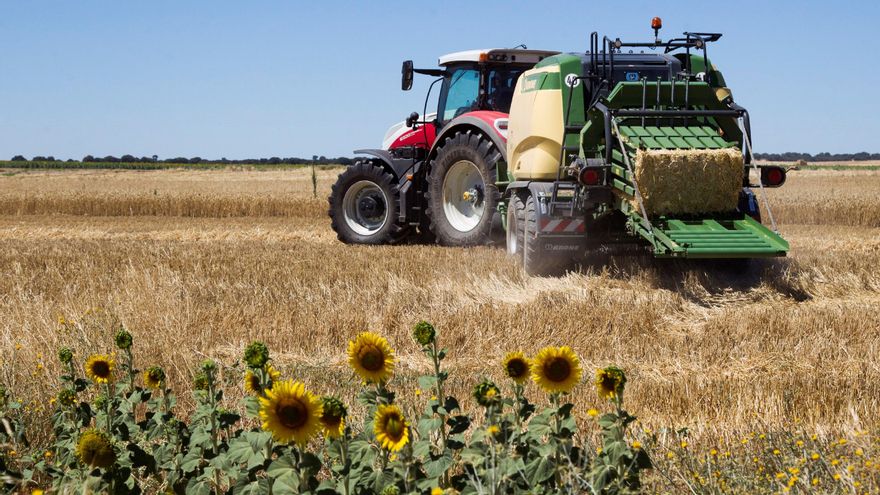 Un tractor durante la presentación de la estimación de la cosecha de cereales de la presente campaña en Cañizo (Zamora), en una fotografía de archivo. EFE/Mariam A. Montesinos