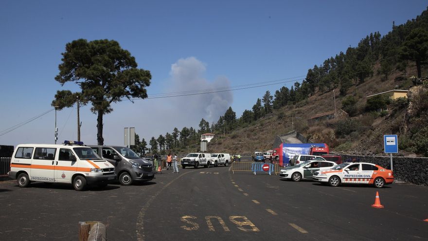 Protección Civil, Guardia Civil y bomberos en el dispositivo de emergencia desplegado en el acceso a zona restringida, para permitir el paso a personas que quisieran ir a regar a
