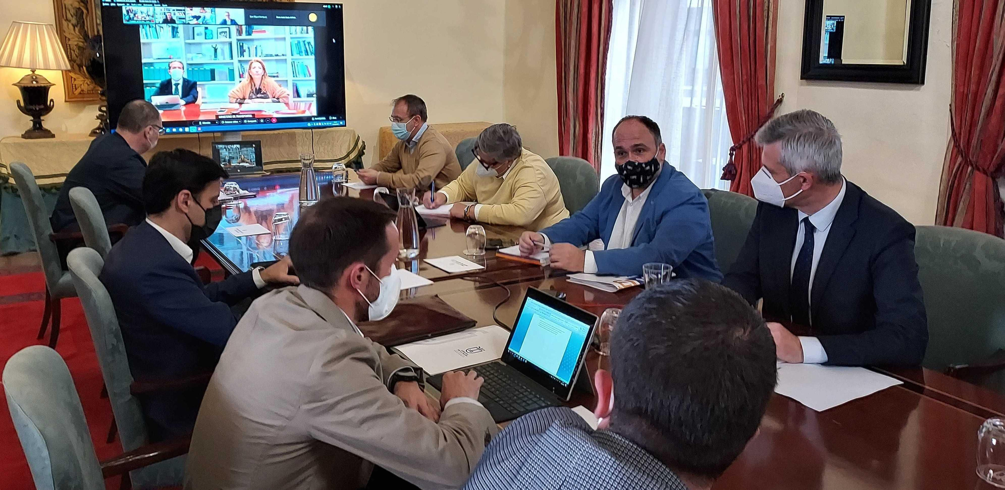 Reunión en la Casa Salazar.