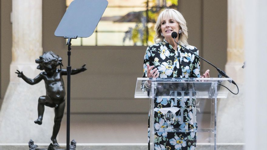 La primera dama estadounidense, Jill Biden, habla durante la inauguración de la exposición del Museo Metropolitano de Nueva York (Met) titulada “In America: an Anthology of Fashion”, este 2 de mayo de 2022, en Nueva York. EFE/Justin Lane
