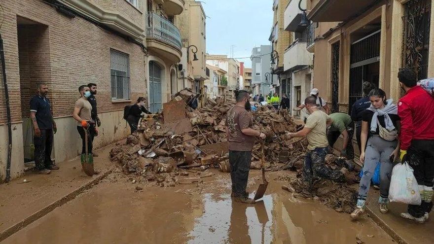 Vecinos continúan con las labores de limpieza en Aldaia, Valencia, tras la DANA.