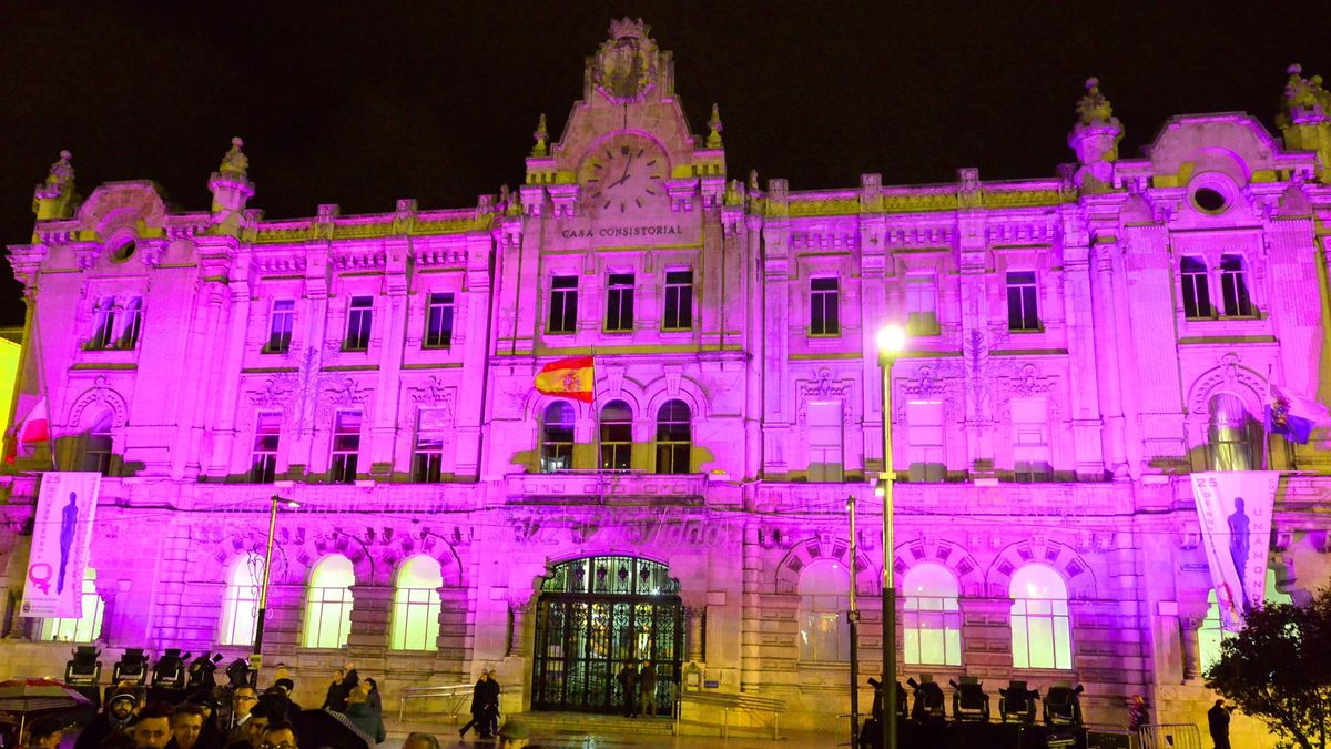 Fachada del Ayuntamiento de Santander iluminado en conmemoración por el Día de la Mujer.