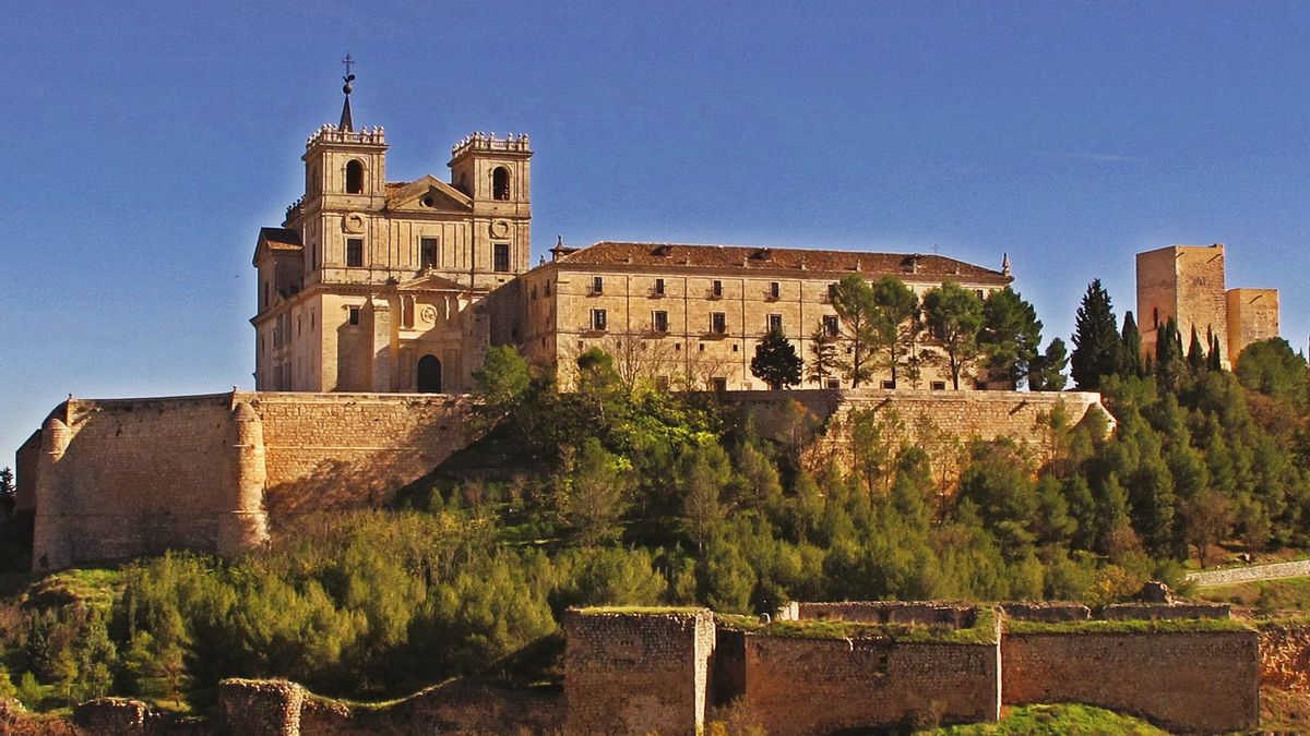 Monasterio de Uclés sobre las murallas medievales de la villa. Este lugar fue una de las cabeceras de la Orden de Santiago.
