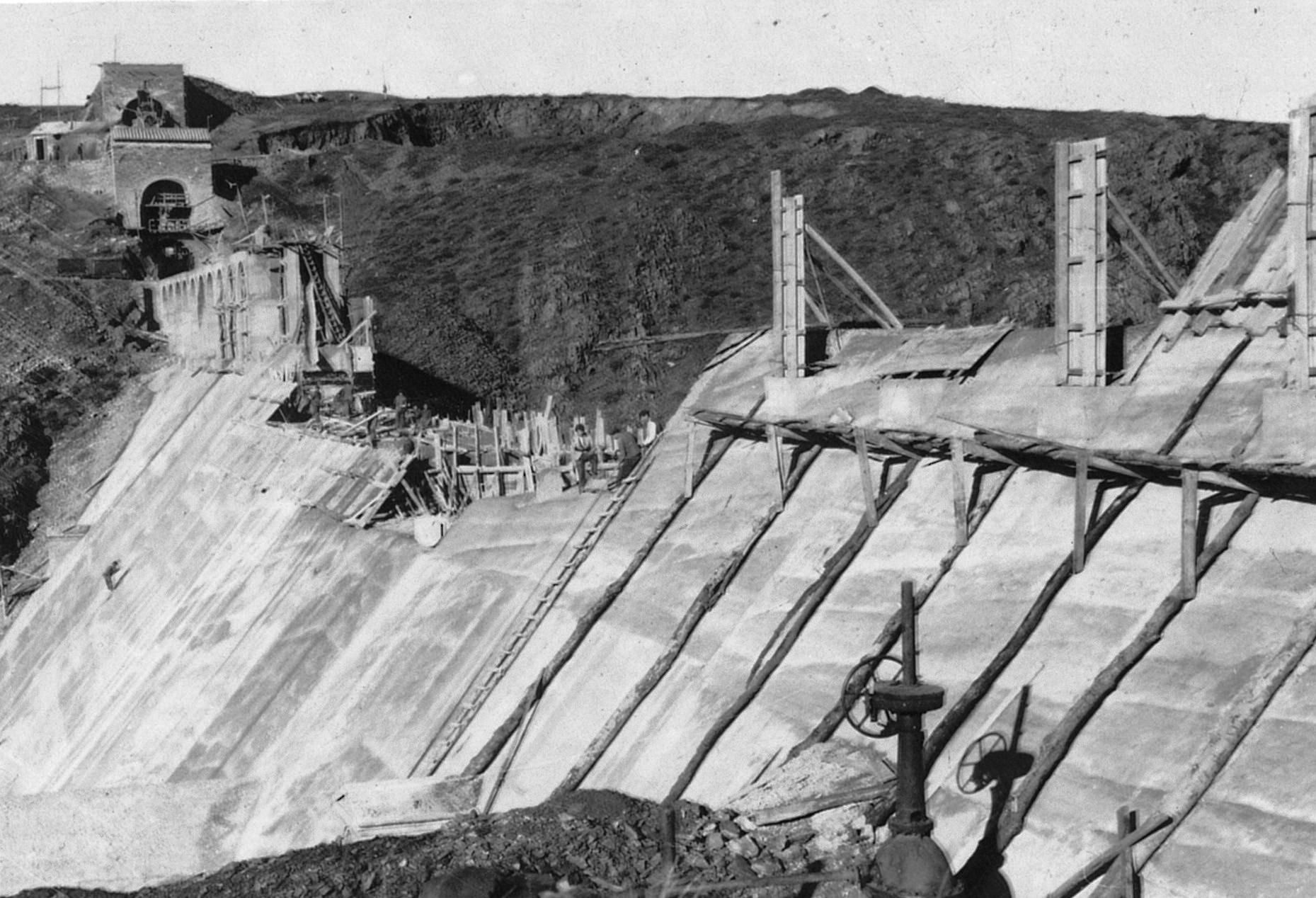 Trabajadores encaramados a la presa del pantano de Villameca.