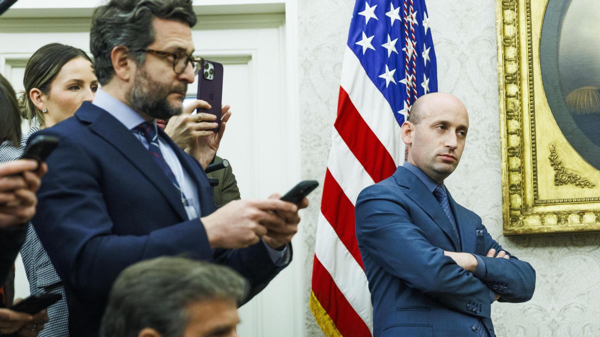 El subjefe de gabinete de la Casa Blanca, Stephen Miller, en el Despacho Oval mientras el presidente estadounidense, Donald Trump, se reúne con Elon Musk en la Casa Blanca en Washington, DC, Estados Unidos, el 11 de febrero de 2025.