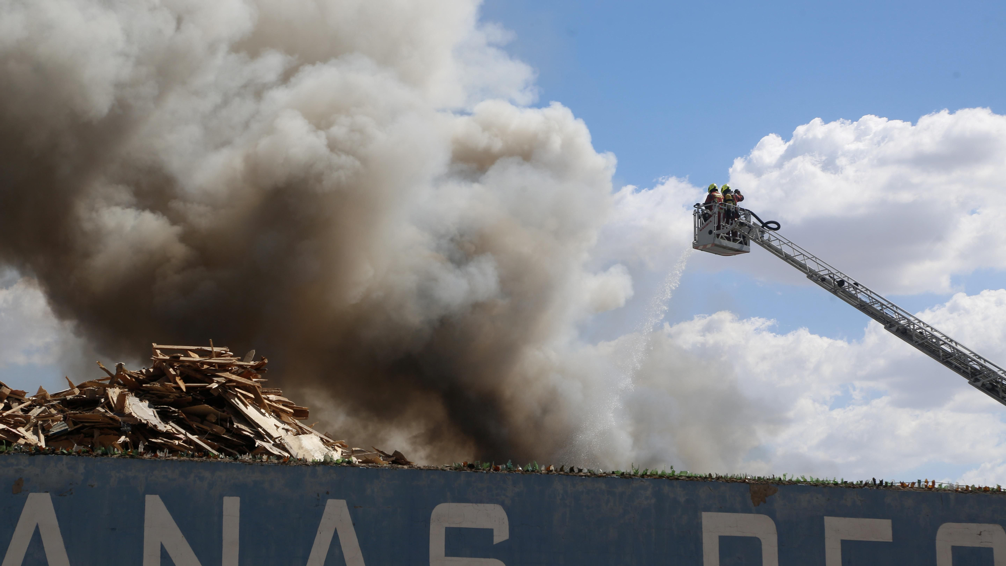 Los bomberos acuden a sofocar un aparatoso incendio de chatarra en los terrenos de la empresa Solanas