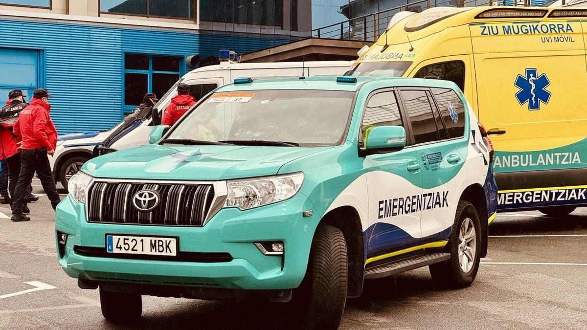Un vehículo de Emergencias de Osakidetza y una UVI móvil, en una imagen de archivo