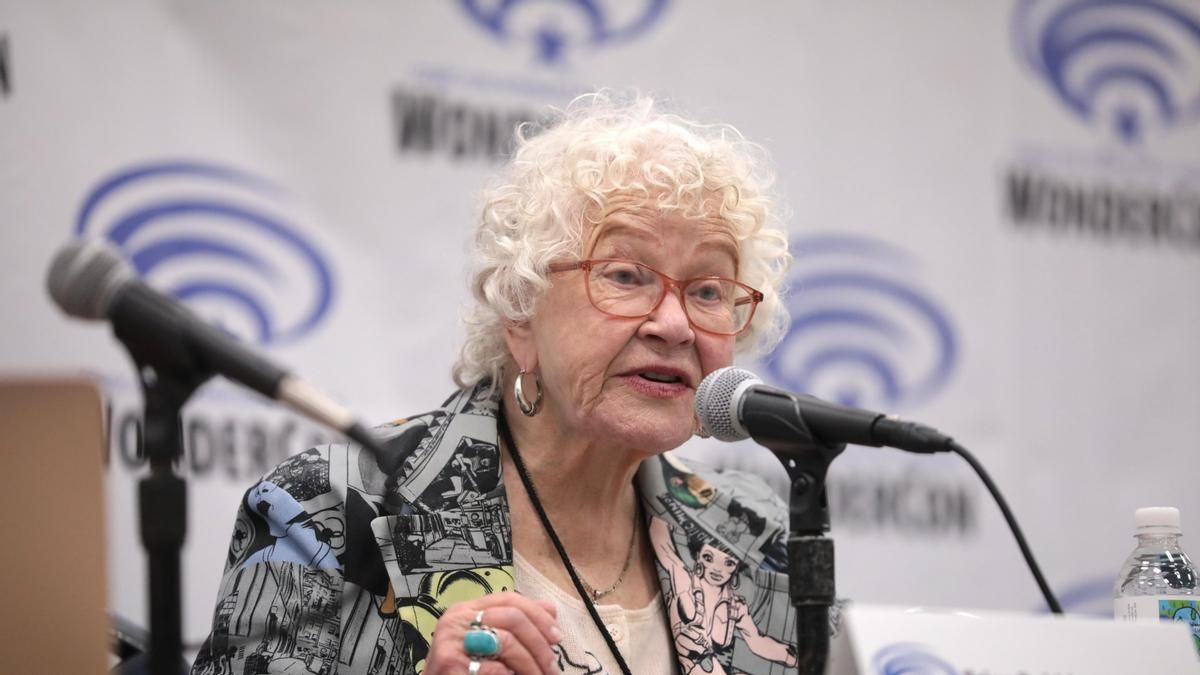 Muere Trina Robbins, la primera mujer que dibujó a Wonder Woman, a los 85 años
