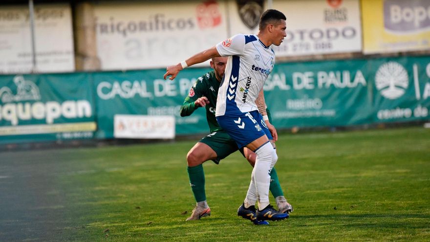 El Tenerife gana de penalti entre el barro