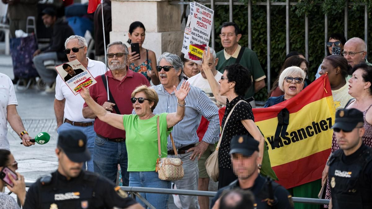 Varias personas se concentran para protestar contra el presidente del Gobierno antes de que su mujer, Begoña Gómez, llegue a declarar como investigada, en los juzgados de Plaza de Castilla