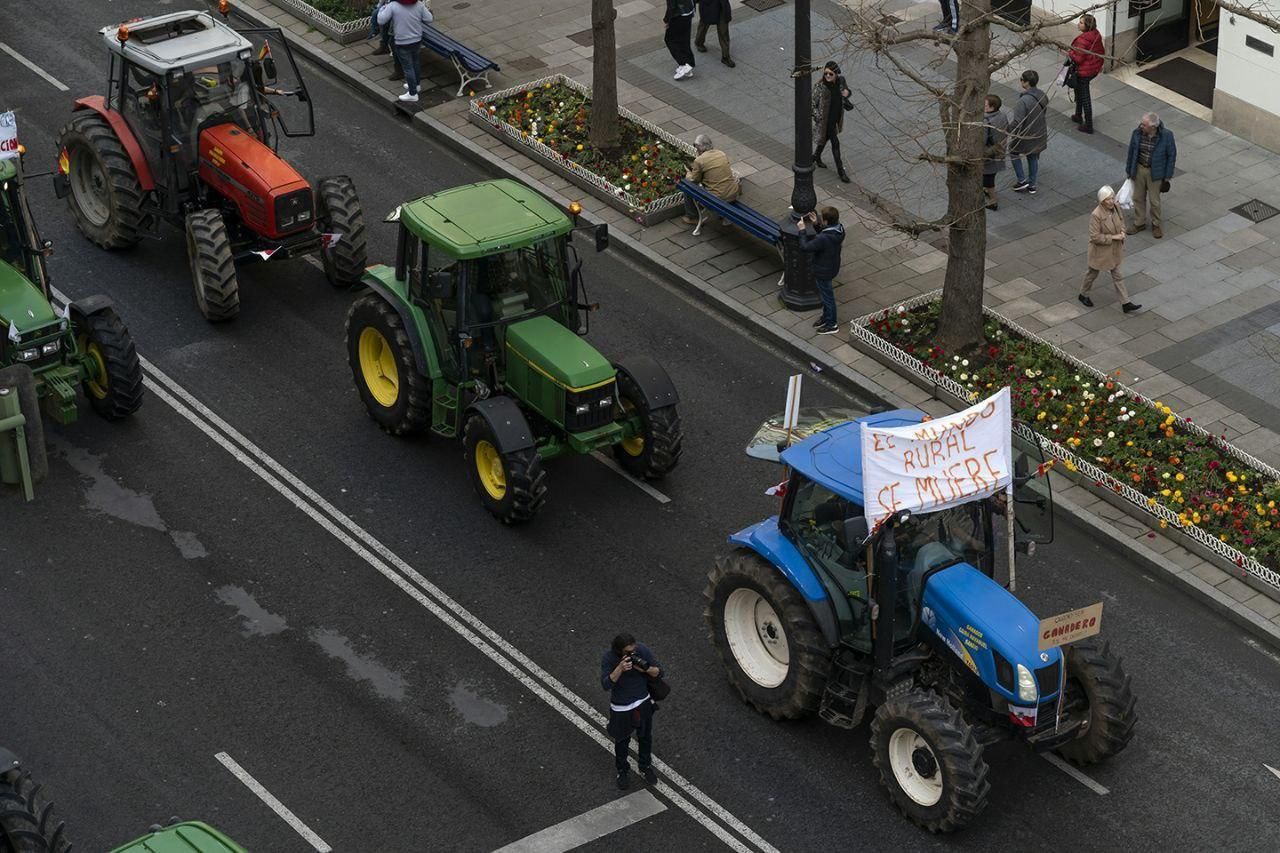 Manifestación de agricultores y ganaderos en Santander. | JOAQUÍN GÓMEZ SASTRE
