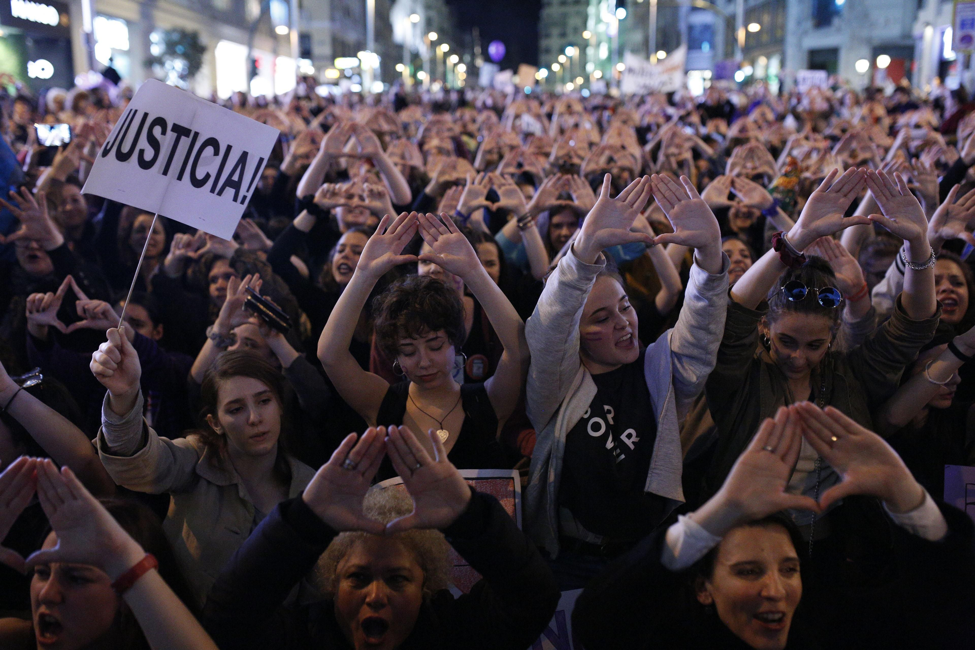 Varias manifestantes en la marcha del 8M de Madrid / Olmo Calvo