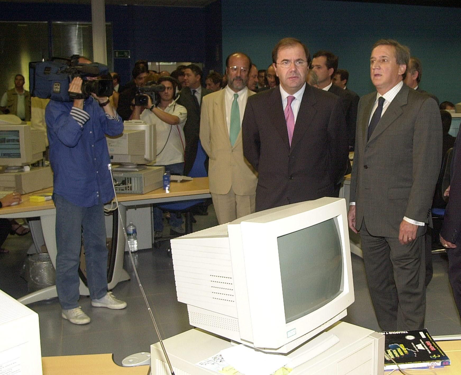 VALLADOLID.20-9-01.- El presidente de la Junta de Castilla y León, Juan Vicente Herrera (I) y Antonio Miguel Méndez Pozo (d), presidente de Promotora de Medios de Castilla y León (PROMECAL),que agrupa a Canal 4, Antena 3 Castilla y León, inauguraron hoy en Valladolid el nuevo edificio de esta sociedad donde realizan su labor informativa, entre otras Antena 3 y Canal 3. EFE/RUBEN CACHO/a.a