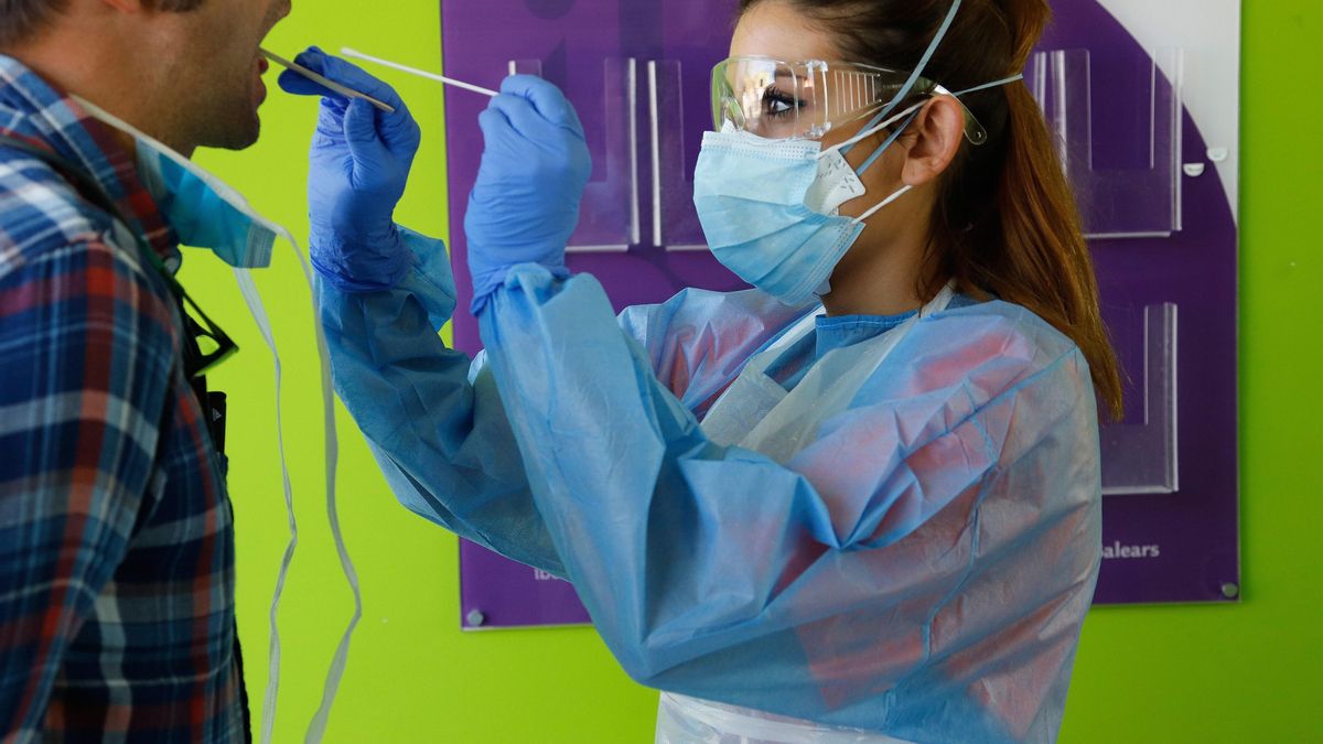 Un sanitario realiza una prueba de coronavirus.