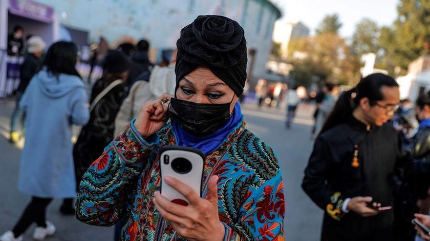 Una "fashionista" posa para un selfie antes de un desfile de moda durante la Semana de la Moda de China en Pekín, China