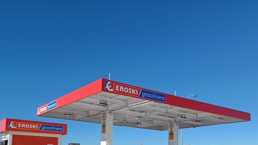 Eroski se desprende de sus 40 gasolineras y las vende a la compañía de estaciones de servicio 'low cost' Petroprix