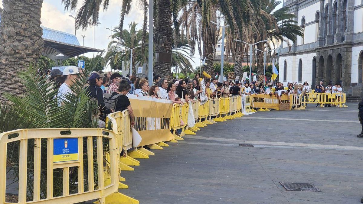 Los manifestantes esperan tras las vallas la llegada al Teatro Pérez Galdós de las autoridades para el acto institucional con motivo del Día de Canarias.