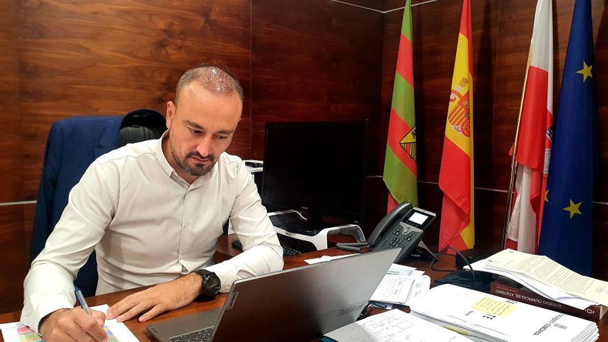 Archivo - El alcalde de Torrelavega, Javier López Estrada